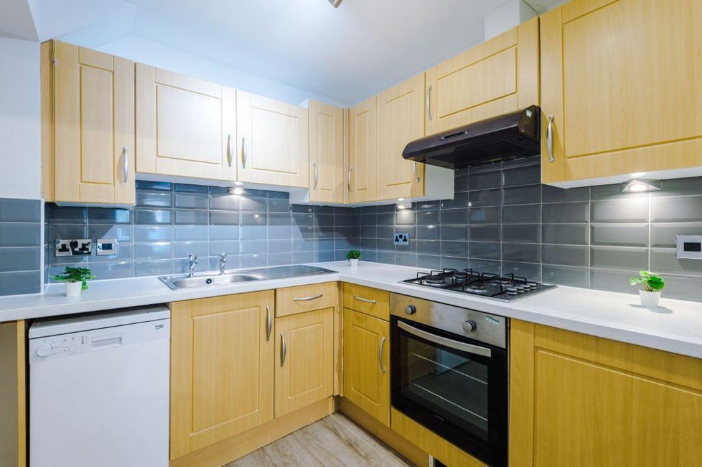 Property photo 2 of 9 5Sg - Kitchen