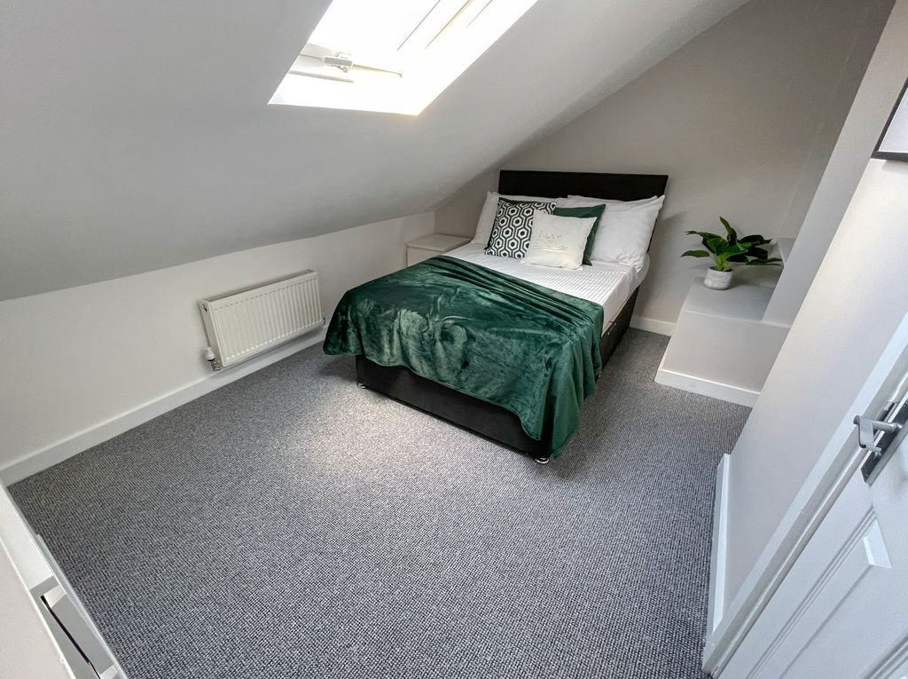 Property photo 3 of 9 2 Dell Street-19