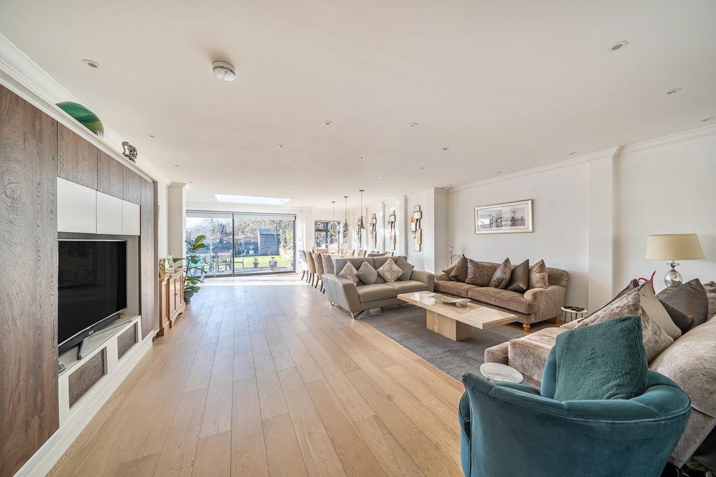 Property photo 2 of 19 1395526-7-695E604...