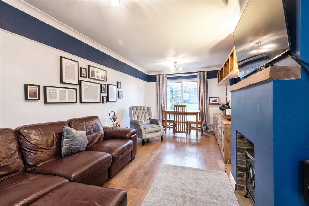 Property photo 3 of 18 Lounge