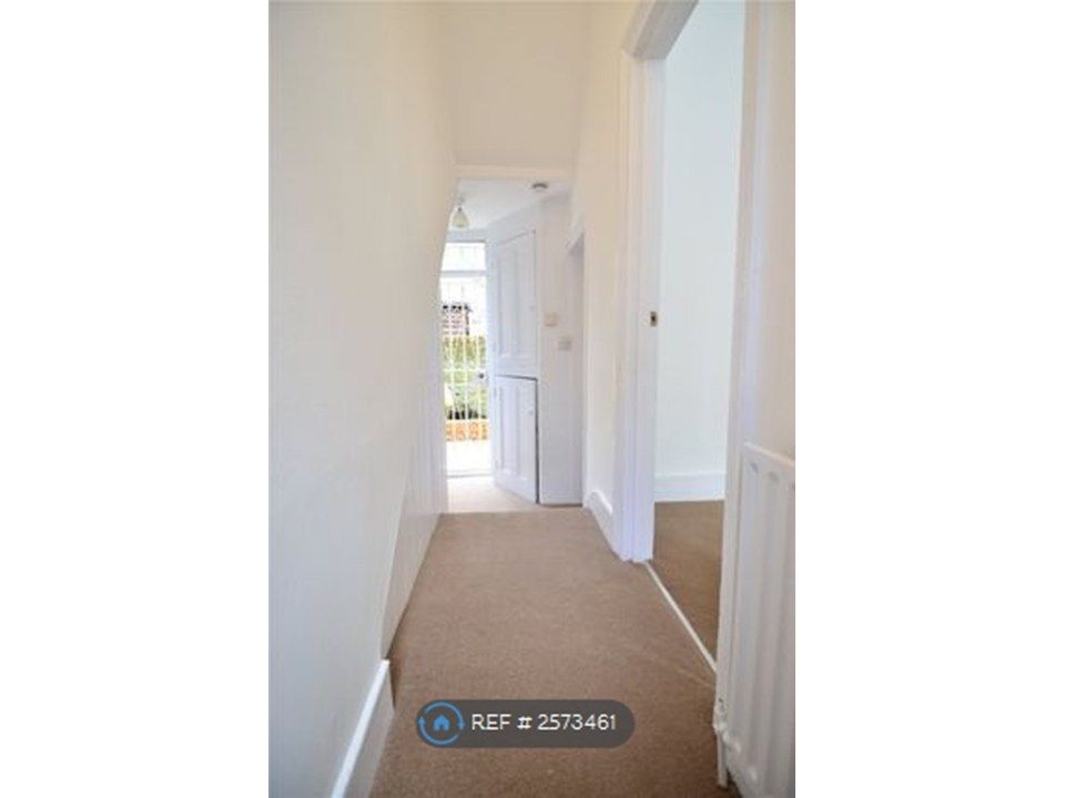 Property photo 2 of 10 Entrance Hall