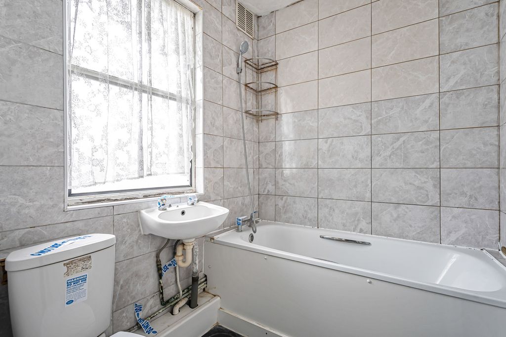 Property photo 2 of 8 Bathroom