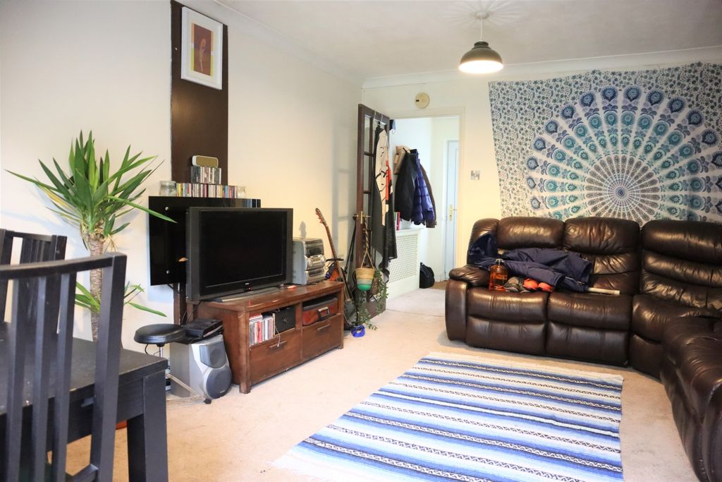 Property photo 2 of 8 Lounge