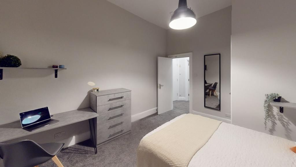 Property photo 2 of 22 A Stylish And Spacious Double Bedroom Featuring A ...