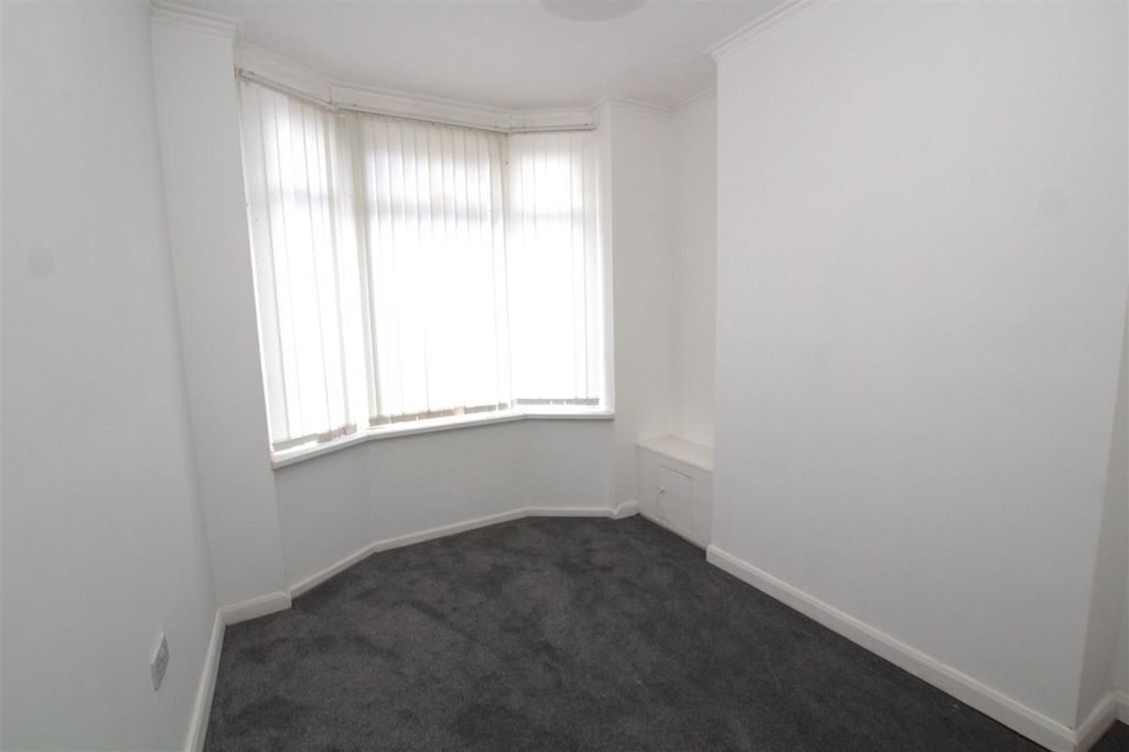 Property photo 3 of 9 Union Front Llounge.Jpg