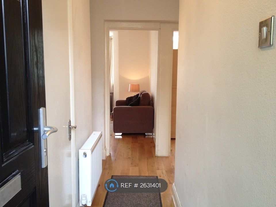 Property photo 2 of 9 Hallway