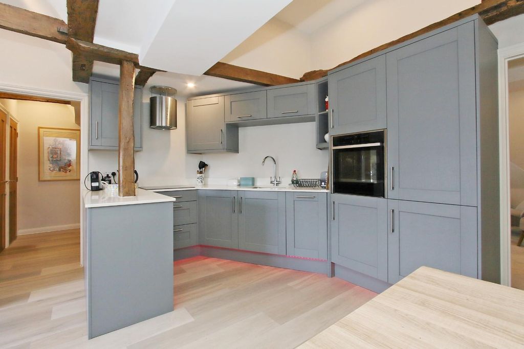 Property photo 3 of 16 6 Victoria Hall Ph7.Jpg