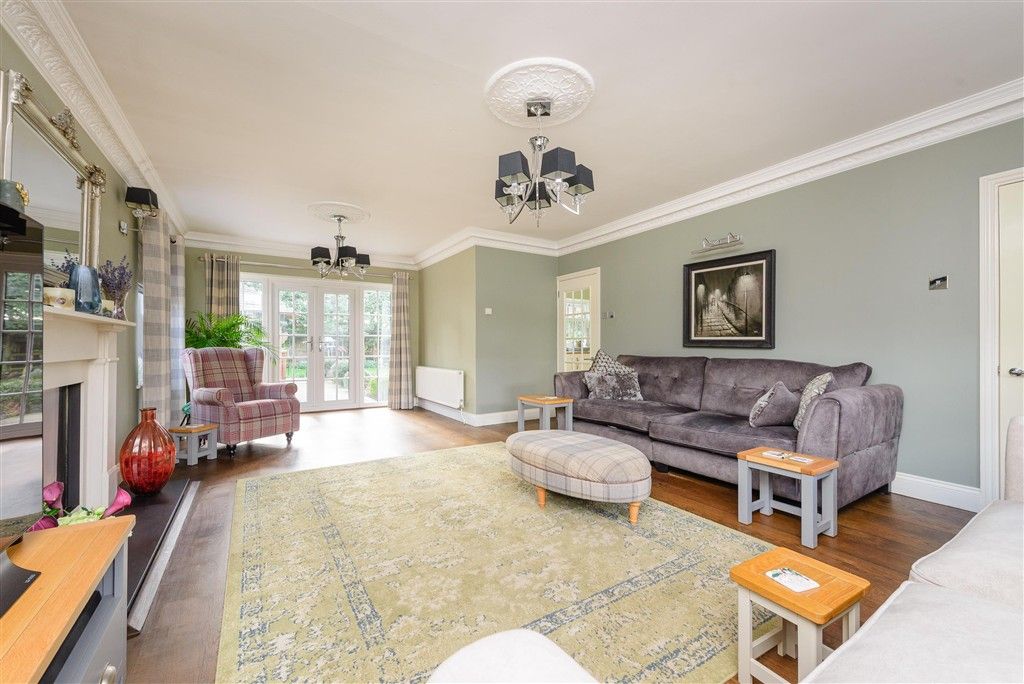 Property photo 3 of 16 Lounge