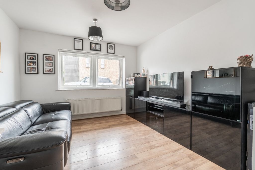 Property photo 2 of 11 4609672