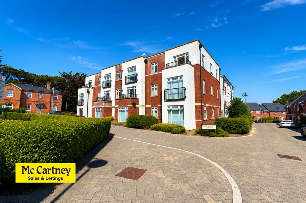 Property photo 1 of 10 Grace Bartlett Gardens, Chelmsford, Essex, CM2 9Fw