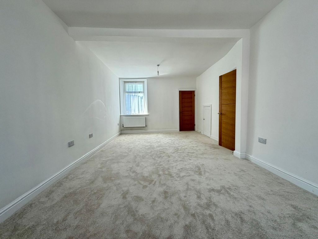 Property photo 3 of 27