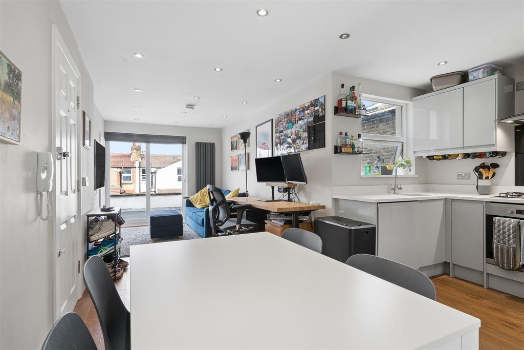 Property photo 3 of 12 78c Coverton Road Sw17 Reception 3.Jpg