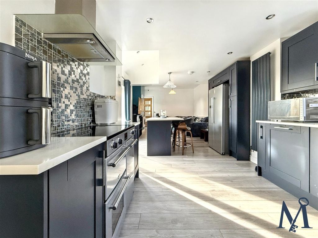 Property photo 2 of 23 Kitchen Dining Area