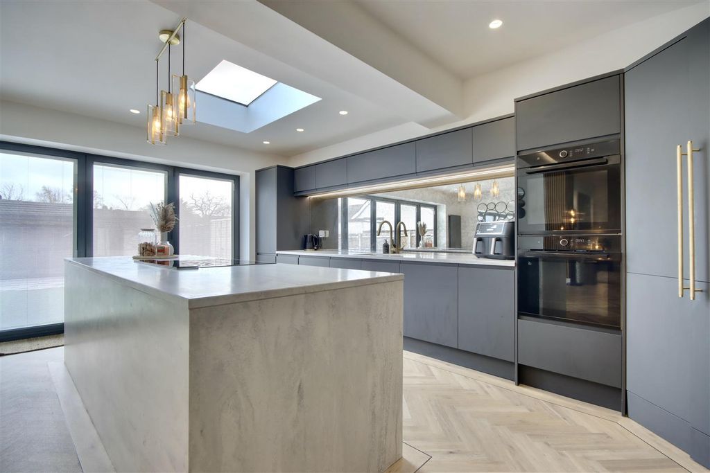 Property photo 1 of 17 F130Fdac-632A-4A69-B66B-DC01Cf304Eed_1_201_A.Jpeg