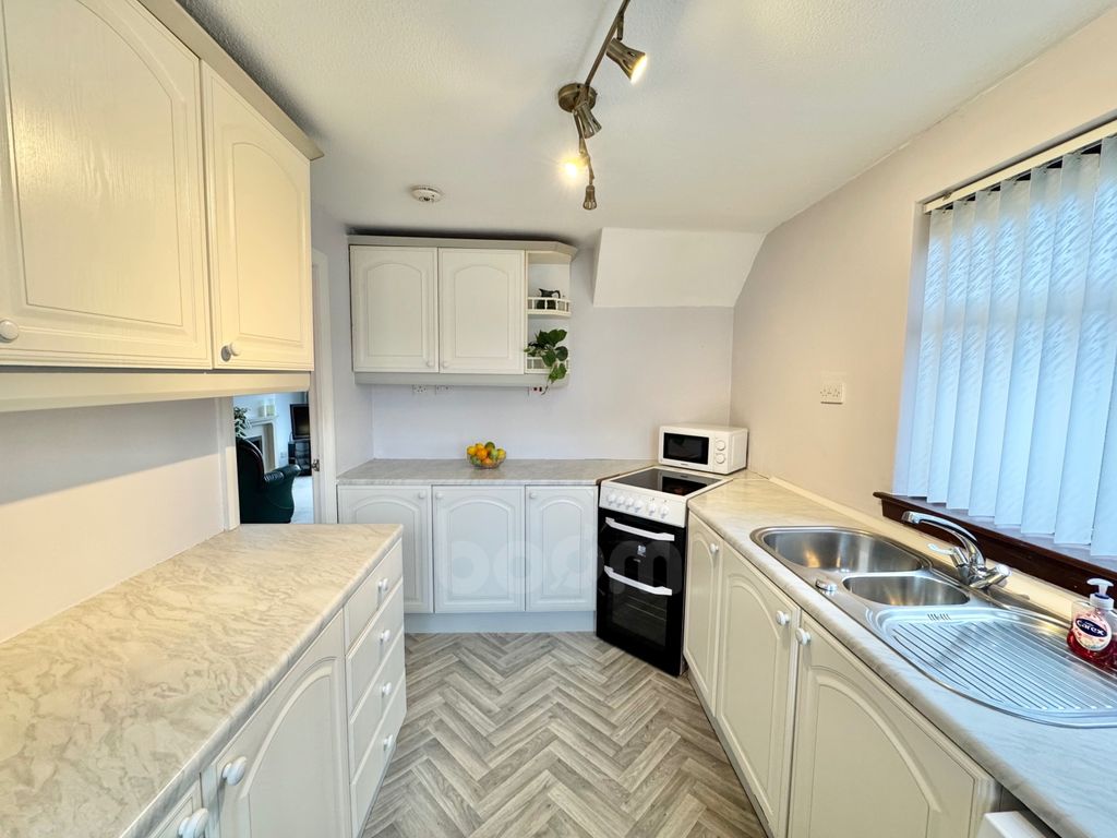 Property photo 3 of 23 Crummock Gardens, Beith Kitchen Pic