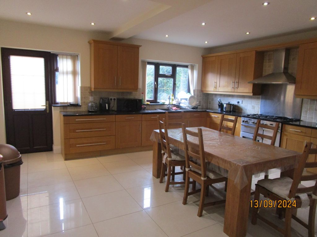 Property photo 3 of 14 Luxury Kitchen