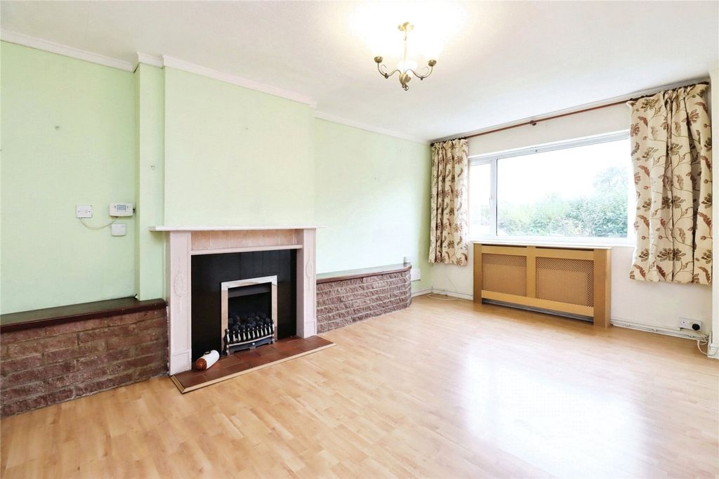 Property photo 3 of 17 Living Room