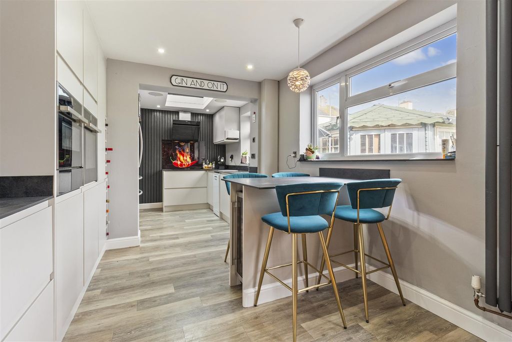 Property photo 2 of 33 3 Bramber Road-015.Jpg