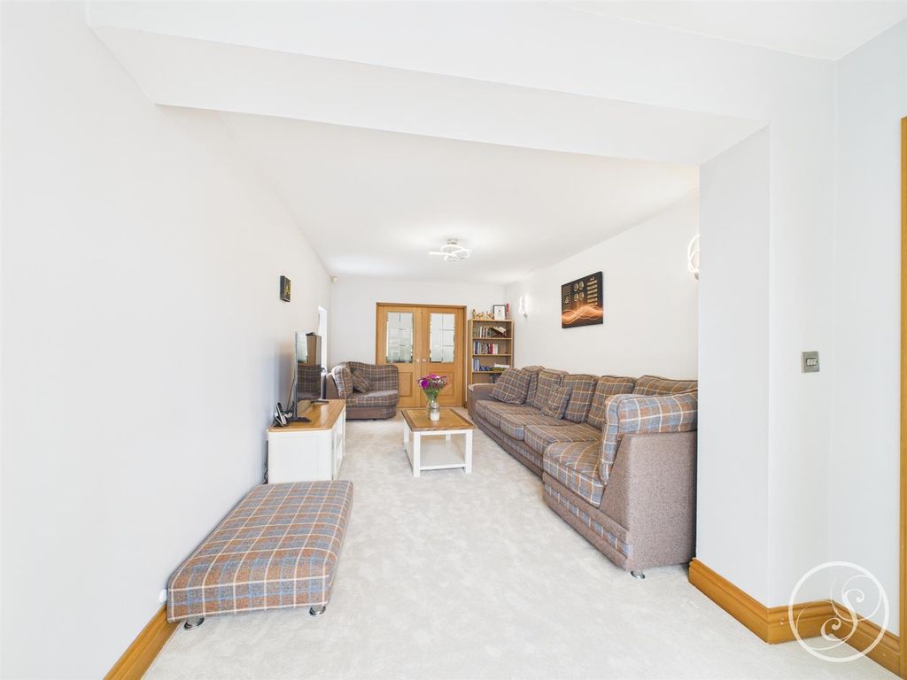 Property photo 3 of 26 Lounge