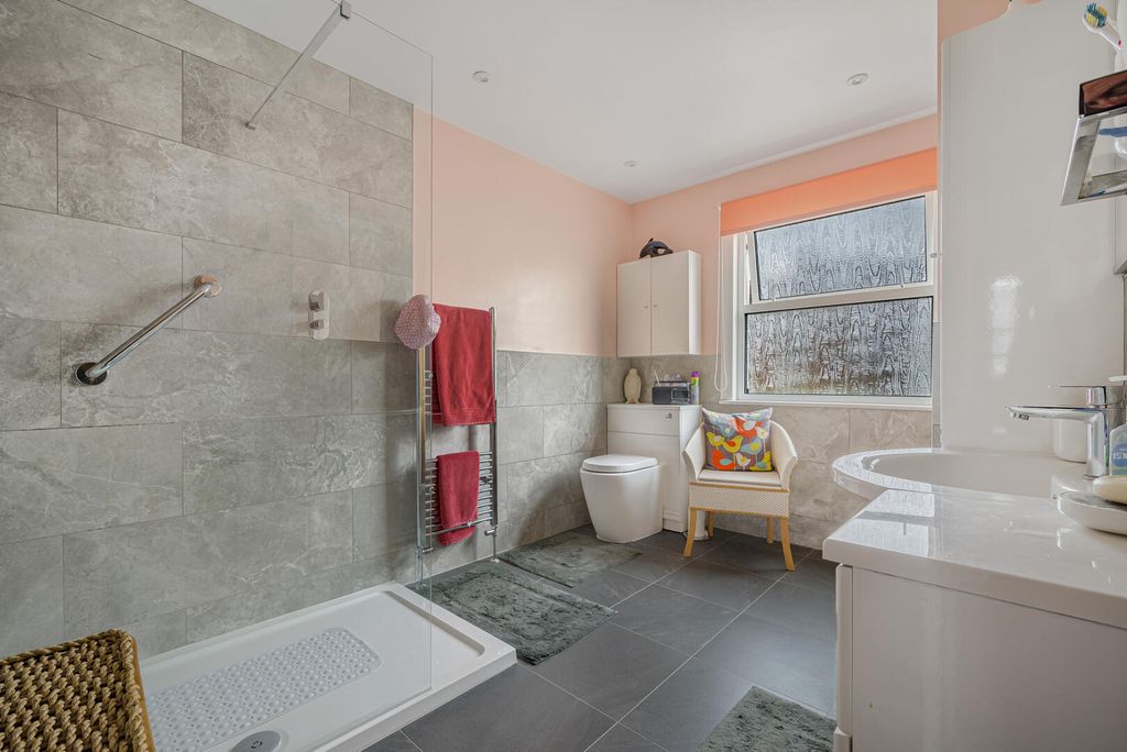 Property photo 3 of 11 Bathroom