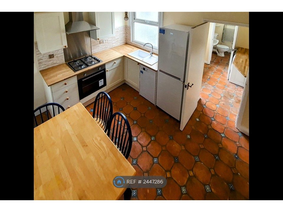 Property photo 3 of 10 Kitchen