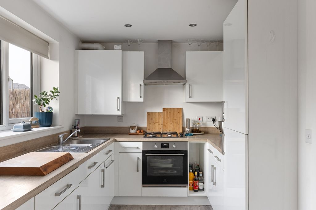 Property photo 3 of 19 Kitchen