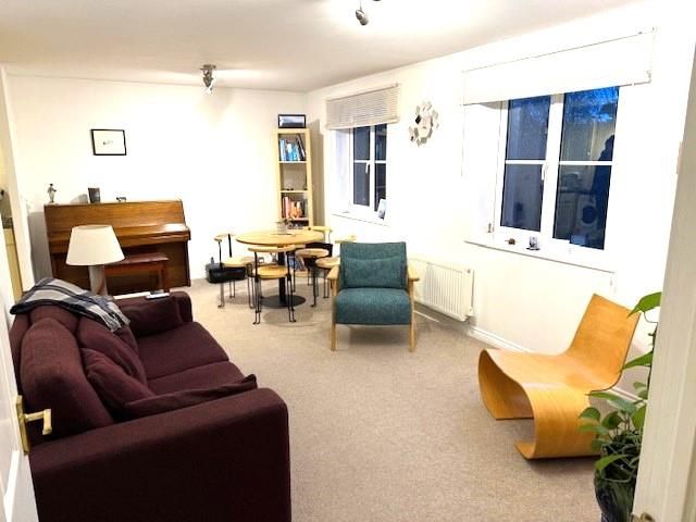 Property photo 2 of 8 Lounge