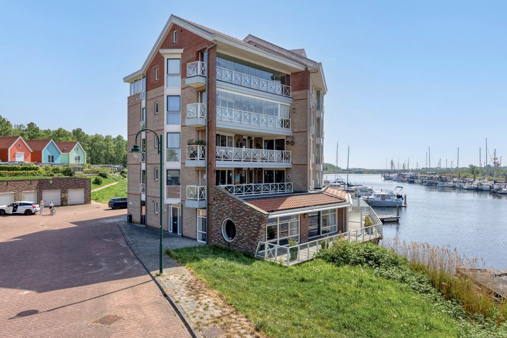 Property photo 2 of 38