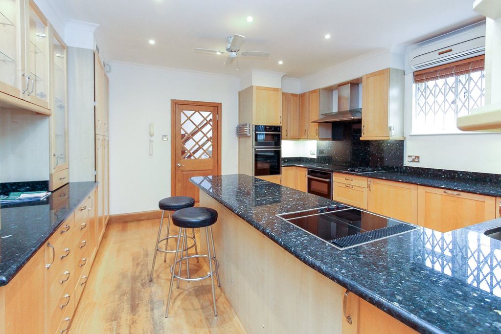 Property photo 2 of 17 Picture No. 27