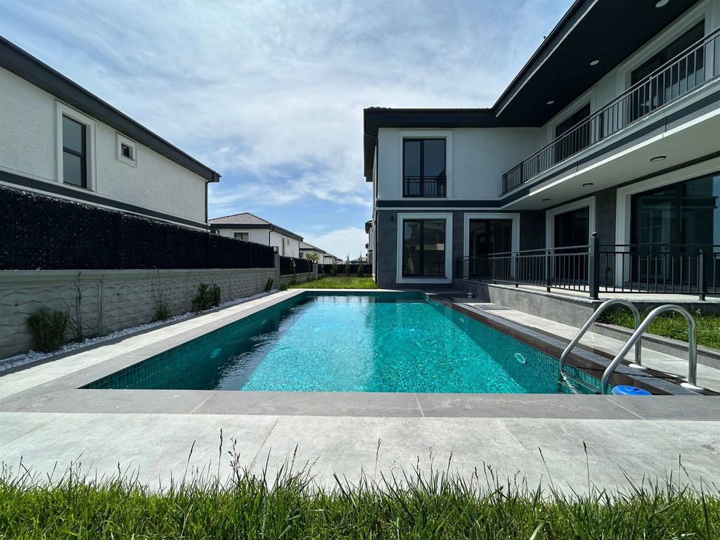 Property photo 2 of 18 Sensational Istanbul Investment Property For Sale - Lush Private Pool