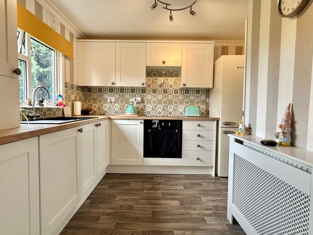 Property photo 3 of 11 Kitchen