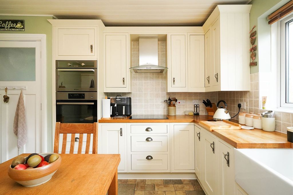 Property photo 2 of 33