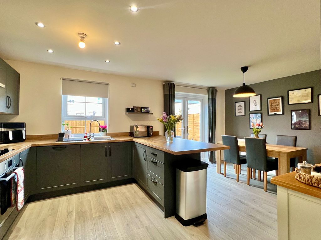 Property photo 3 of 21 Kitchen Dining Room