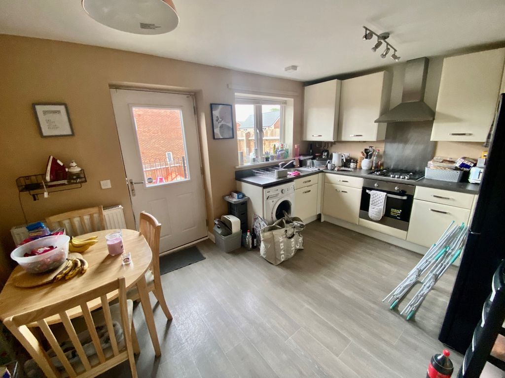 Property photo 3 of 9 Kitchen