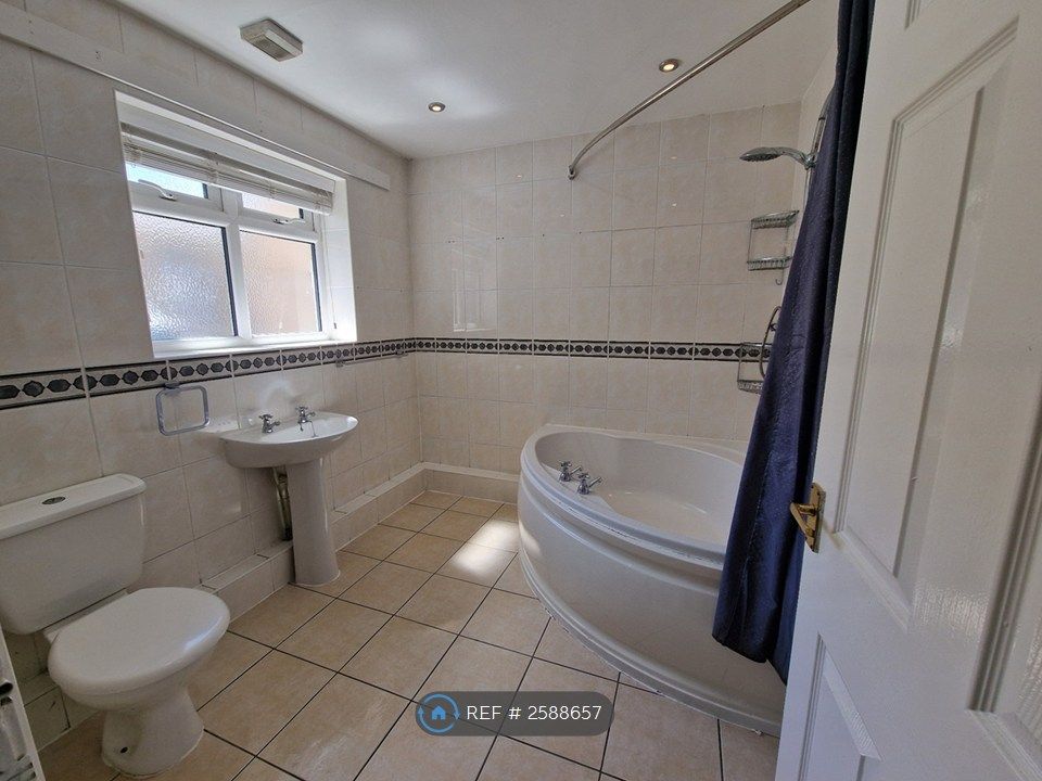 Property photo 2 of 10 Bathroom