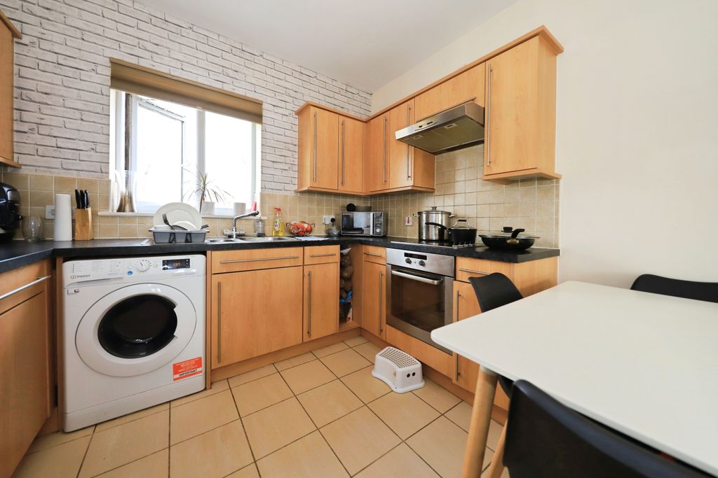 Property photo 3 of 9 Kitchen/Dining Area