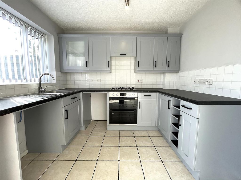 Property photo 2 of 17 Kitchen