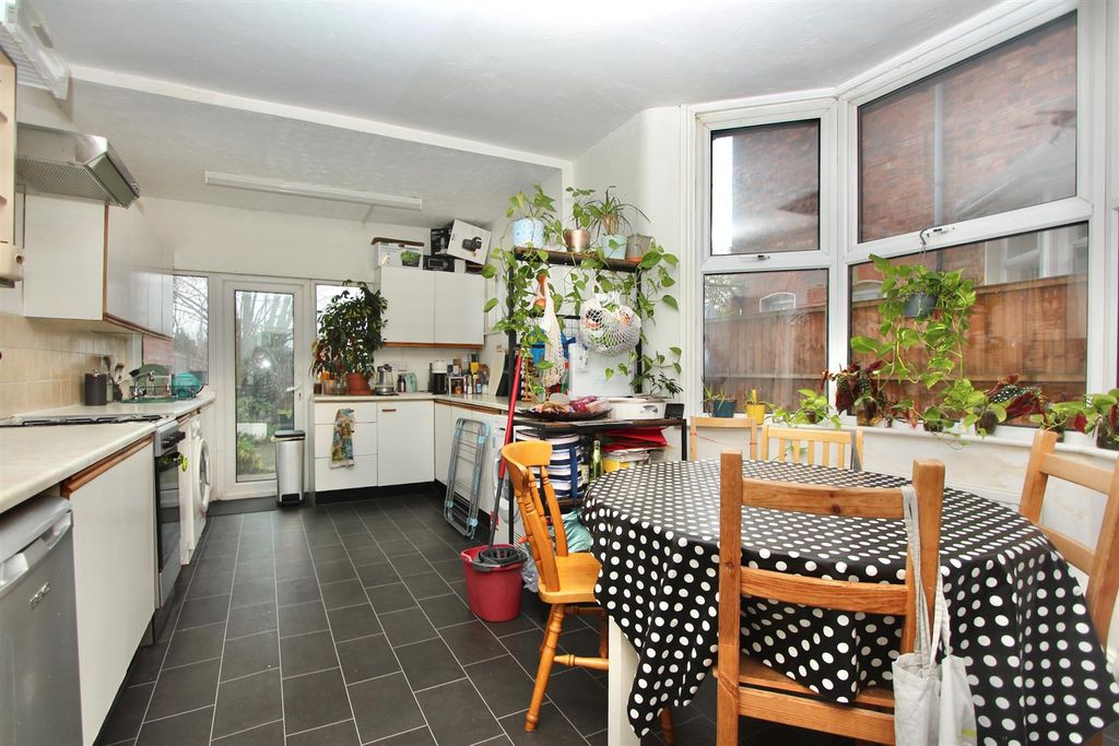 Property photo 2 of 16 Mannock Road, N22