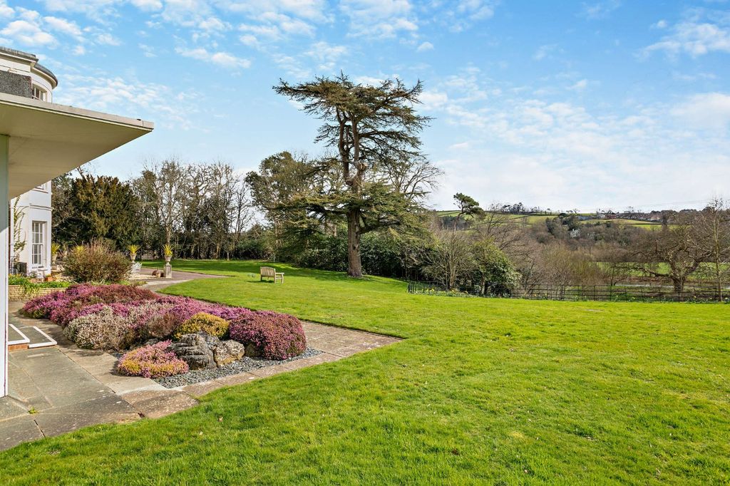 Property photo 2 of 14 Grounds