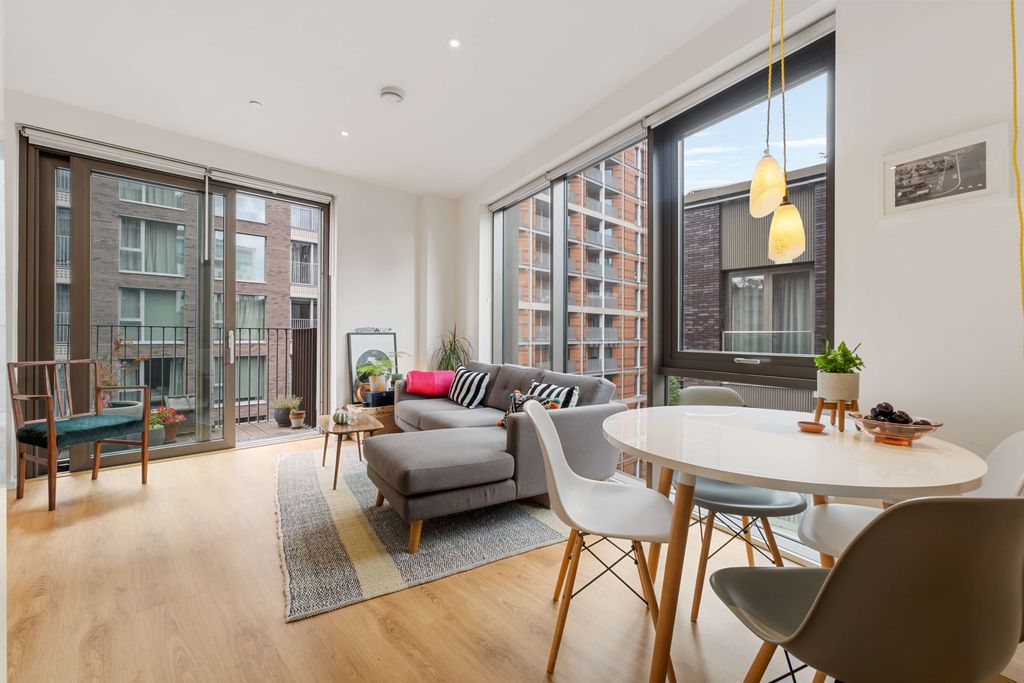 Property photo 1 of 12 Flat 72, Chancery Building Sw11 7As-8.Jpg