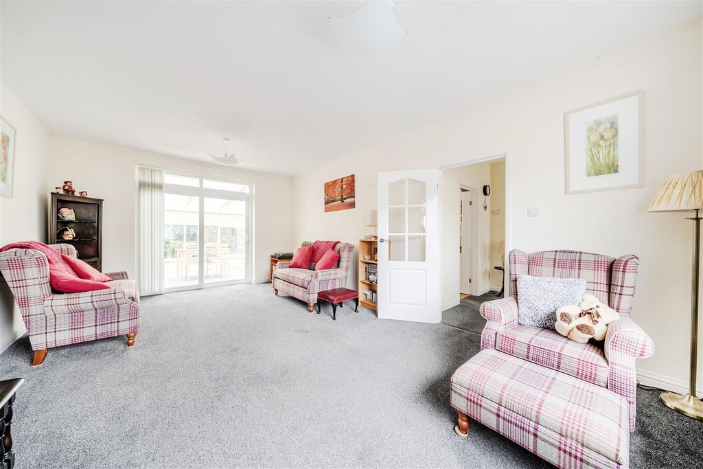 Property photo 2 of 20 Lounge