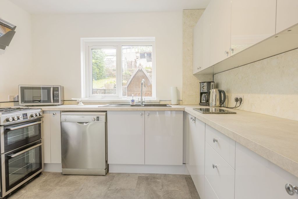 Property photo 2 of 33