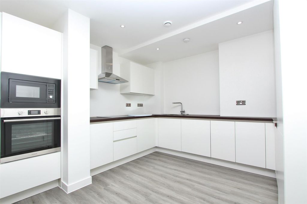 Property photo 3 of 14 Stoke Newington High Street, N16