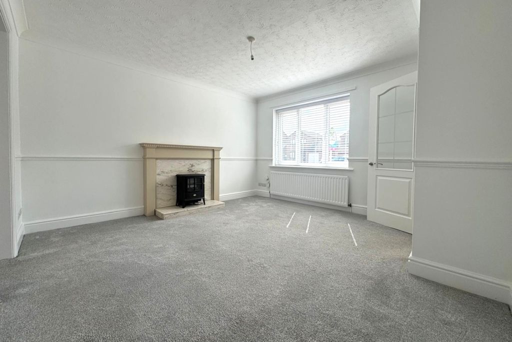 Property photo 2 of 17 1 Living Room