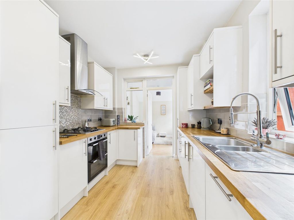 Property photo 3 of 17 Cam02885G0-Pr0386-Still007.Jpg