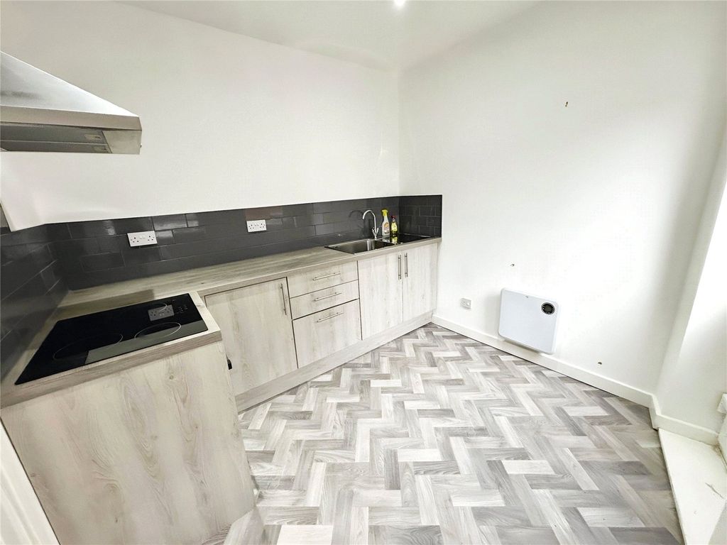 Property photo 3 of 11 Kitchen