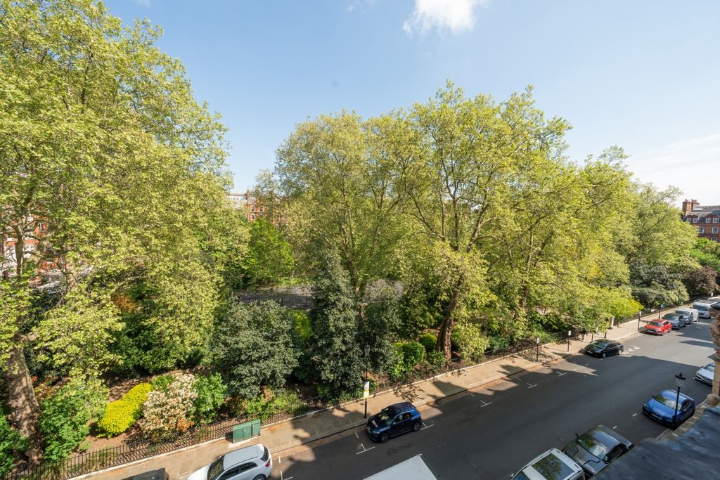 Property photo 3 of 18 Cadogan Square