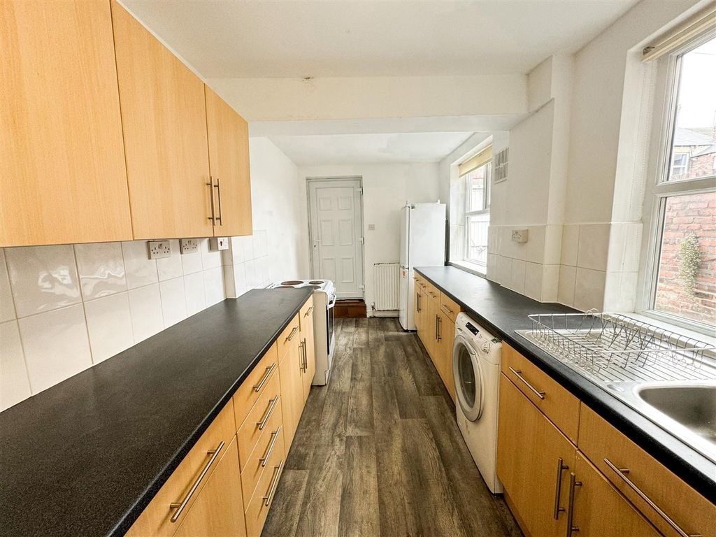 Property photo 2 of 9 Kitchen