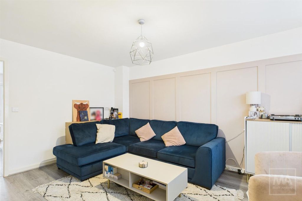 Property photo 3 of 15 Lounge