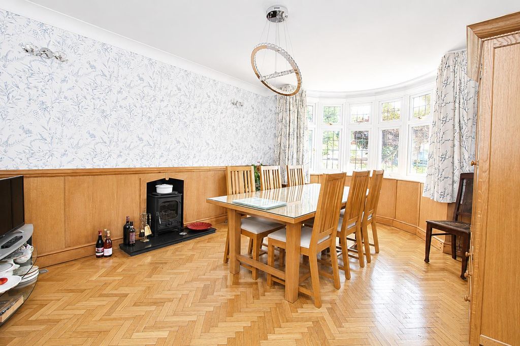 Property photo 3 of 28 Din.Png